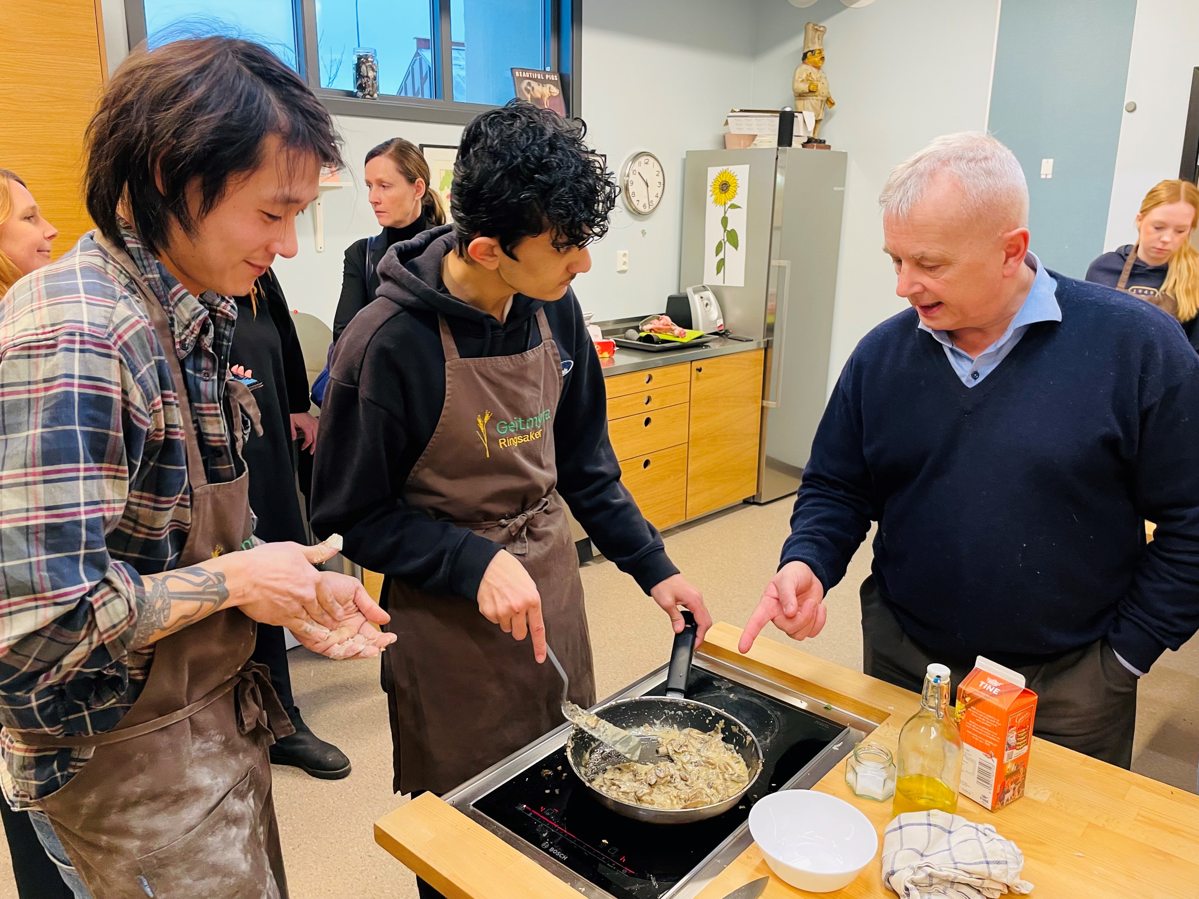Iyad Ali i 9d på Brumundal ungdomsskole liker seg på Geitmyra matkultursenter. Foto: Kristina Skamsar. Tre personer står i et kjøkken og lager saus.