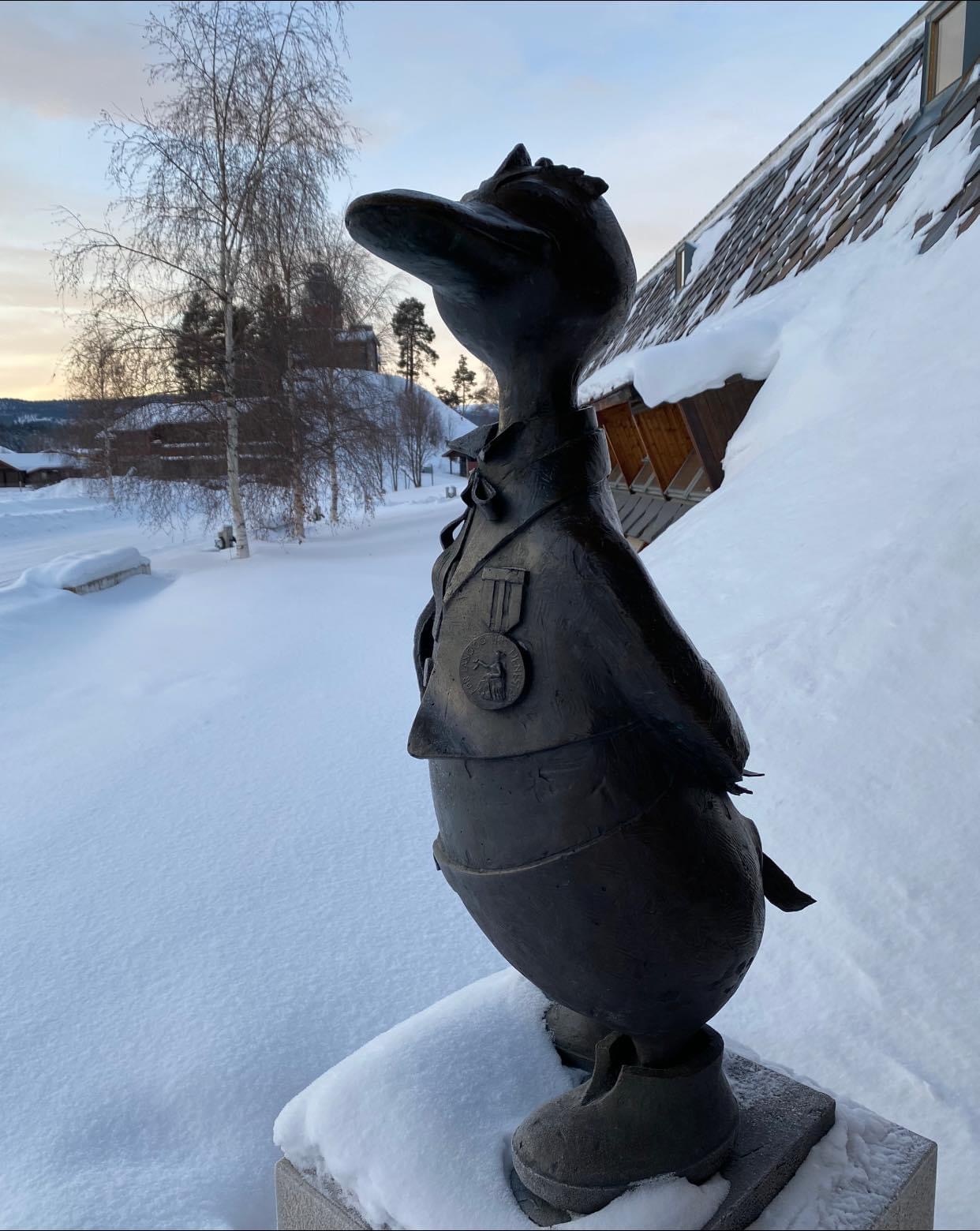 Et framoverlent fjærkre ved inngangsdøra, verdensmann og velkjent utover landegrensene. Foto: Karianne Stordal. Skulptur ute