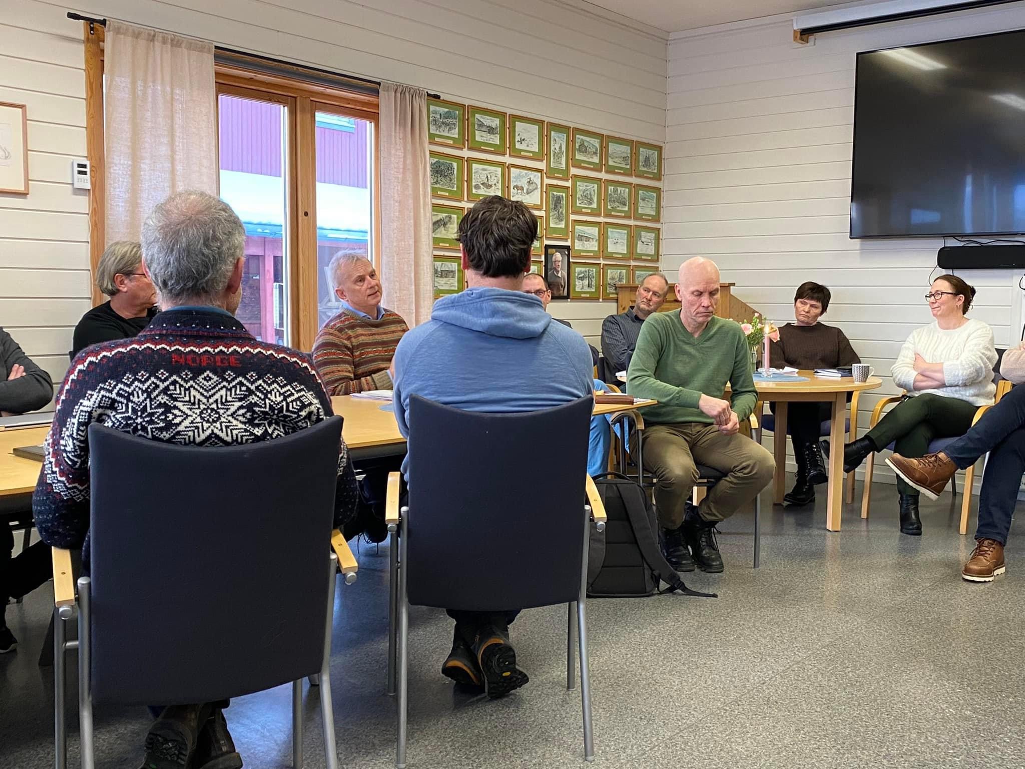 God dialog mellom Statsforvalteren og kommunen. Foto: Karianne Stordal. Folk snakker