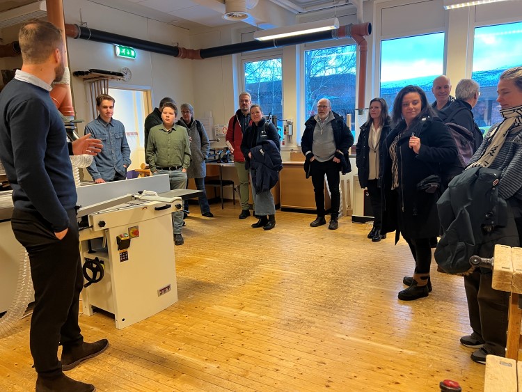Fint kunst og håndtverksrom på Lesja Foto: Lisbeth B. Huse / Statsforvalteren i Innlandet. Besøk på sløydsalen på Lesja skule
