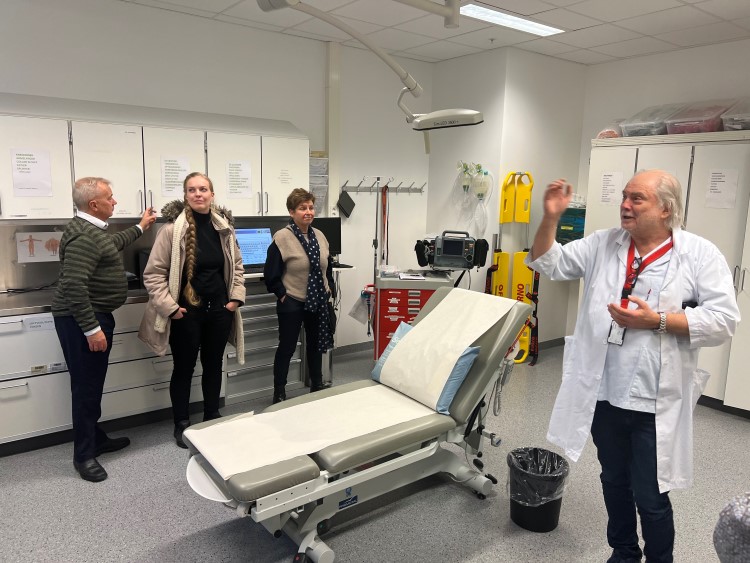 Kommuneoverlege Per Einar Jahr viser frem det loalmedisinske senteret. Foto: Lisbeth B. Huse / Statsforvalteren i Innlandet. Illustrasjonsfoto fra befaring