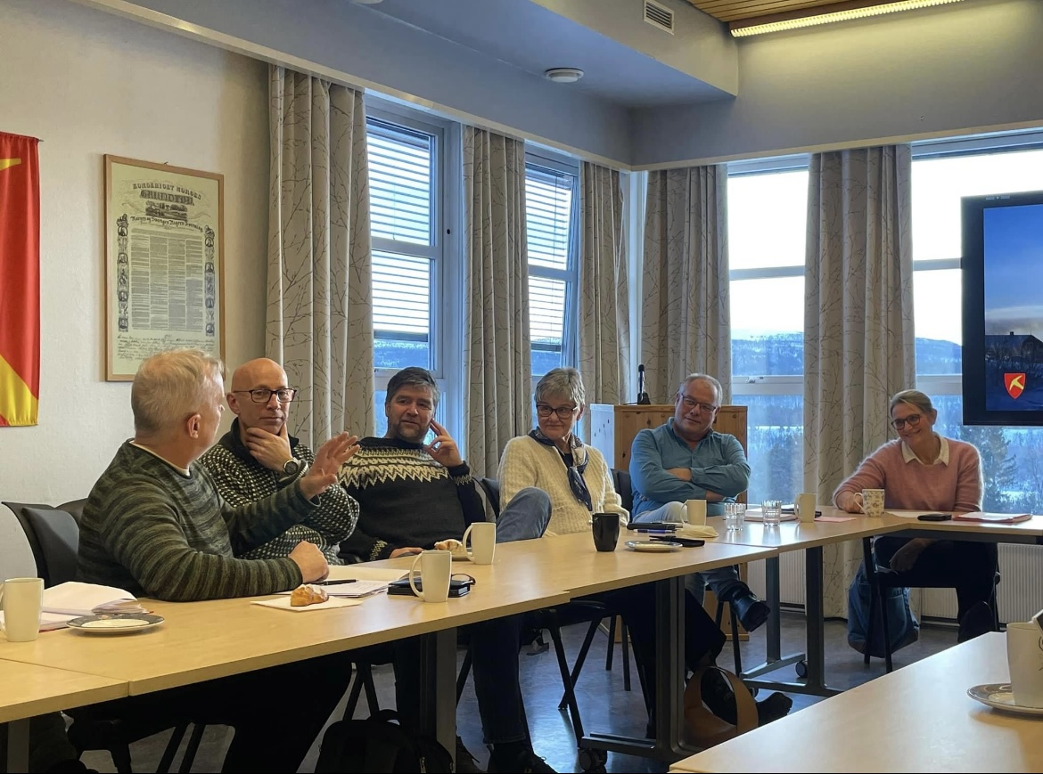 Møterommet på Gausdal ungdomsskole. Her ble vi presentert for et spennende innovasjonsprosjekt og hvordan kommunen skal klare å levere morgendagens tjenester til befolkningen. Foto: Aslak Nordstoga Lilleland. Folk snakker