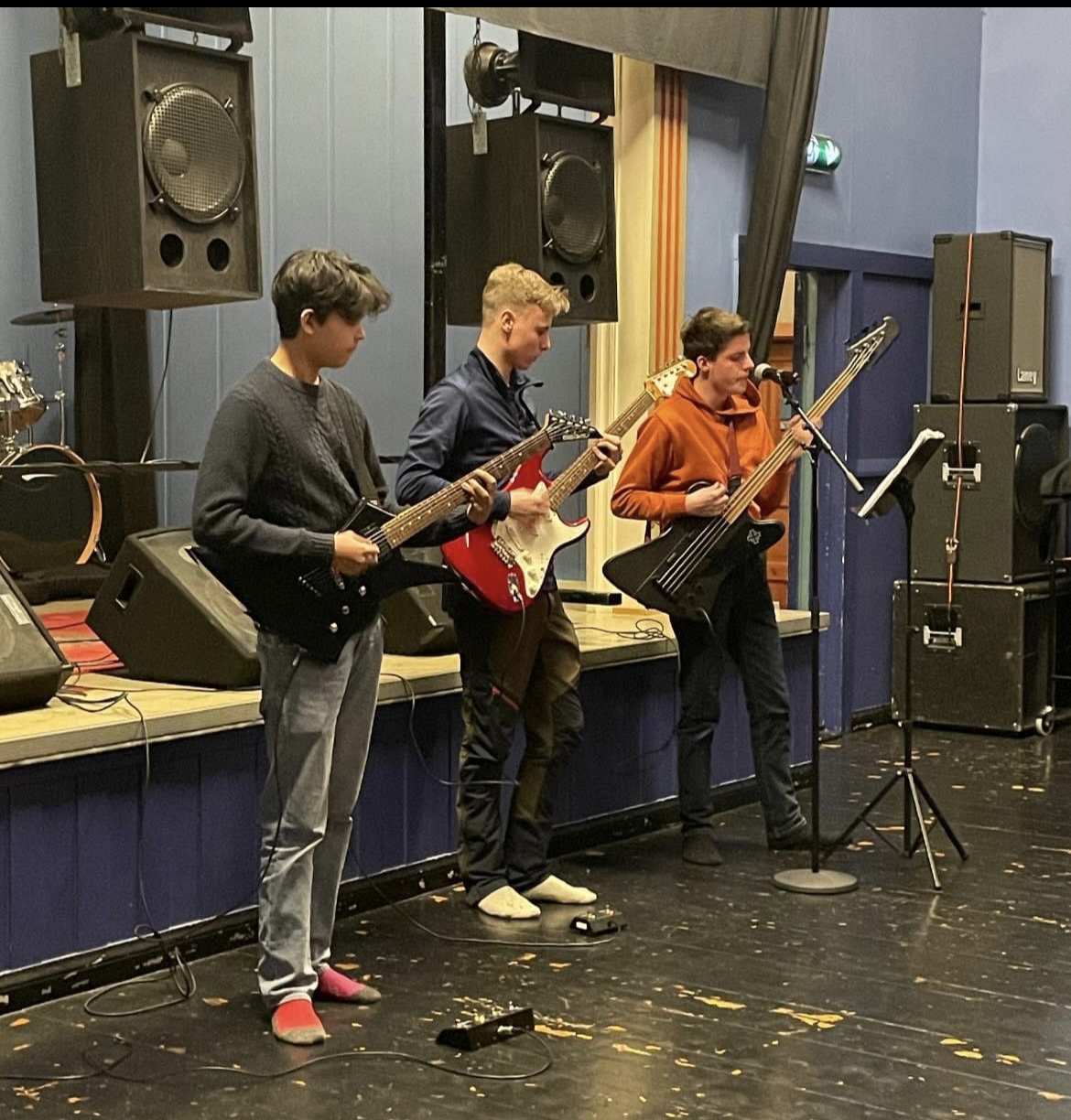 Rock Army med sangen Splitter Pine. Foto: Aslak Nordstoga Lilleland. Folk spiller musikk