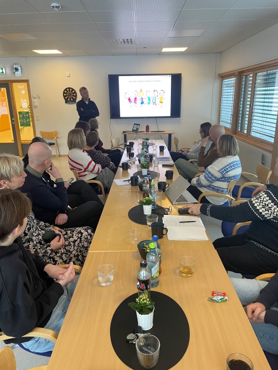 I møterommet på Gausdal ungdomsskole. Her ble vi presentert for et spennende prosjekt om hvordan kommunen skal klare å levere morgendagens tjenester til befolkningen. Foto: Aslak Nordstoga Lilleland. Folk i møterom