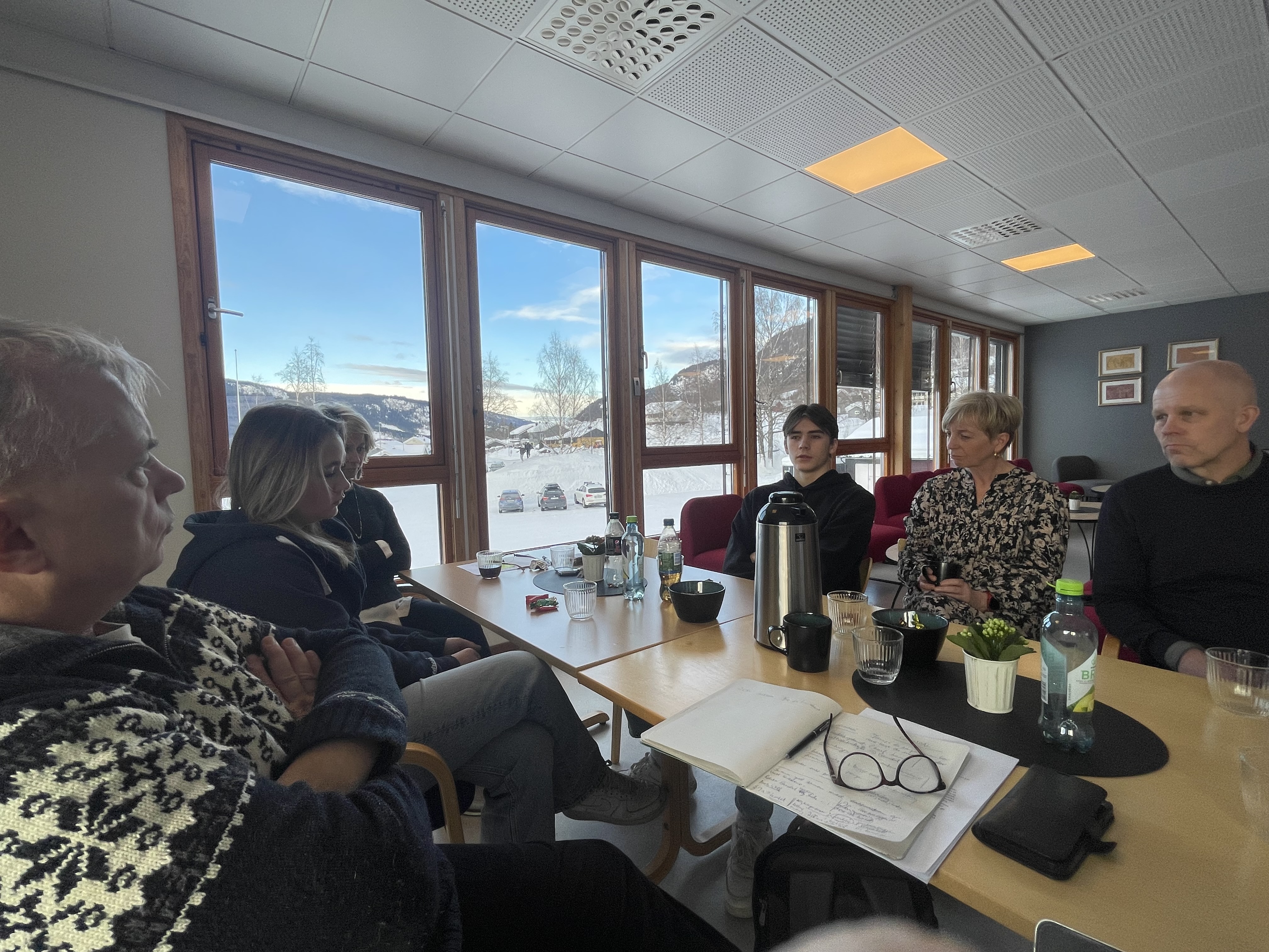 Nyttig samtaler mellom Statsforvalter Knut Storberget og elevrådet. Foto: Aslak Nordstoga Lilleland. Folk snakker