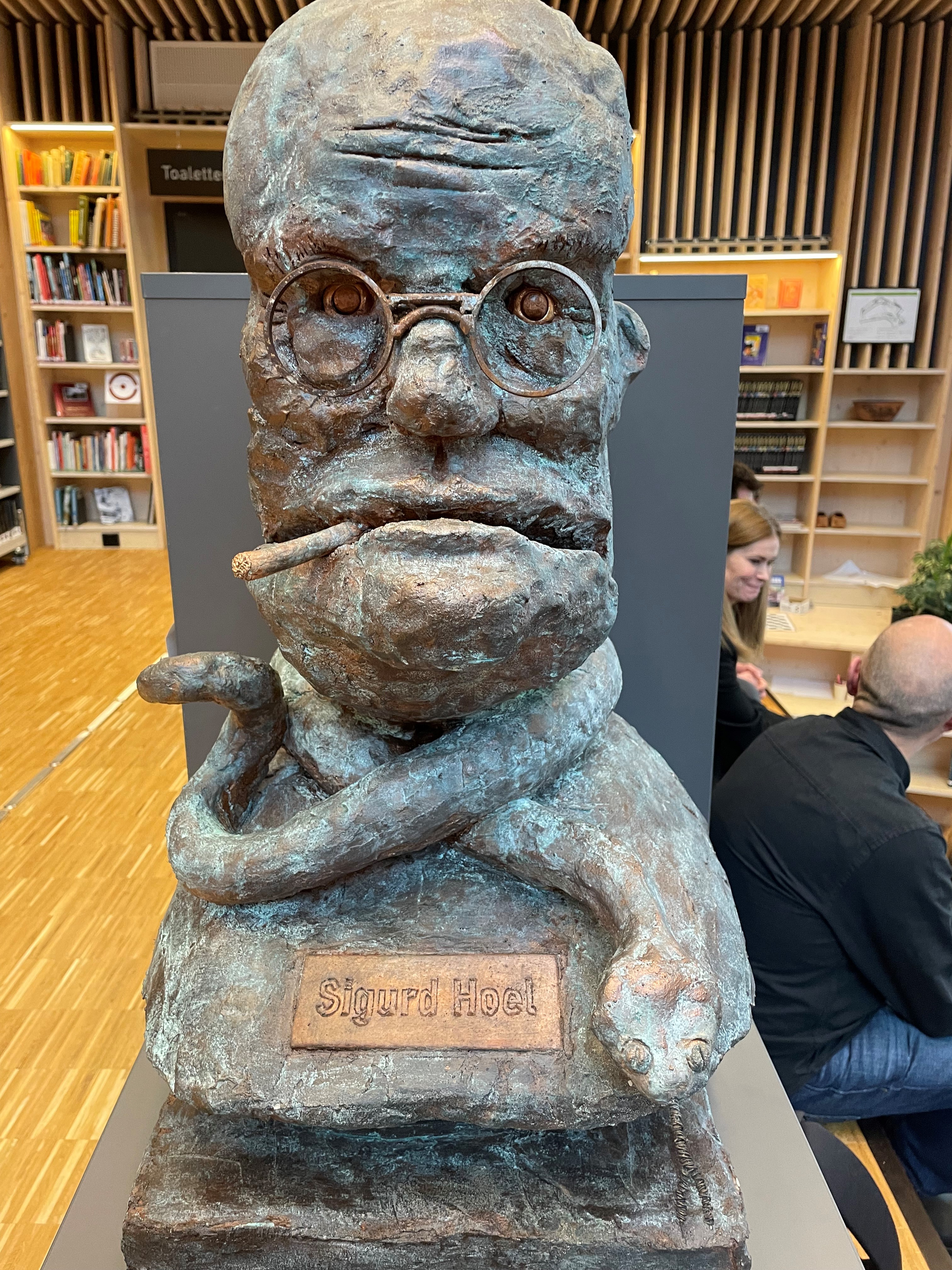 Sigurd Hoel på byste. Foto: Aslak Nordstoga Lilleland. Statue