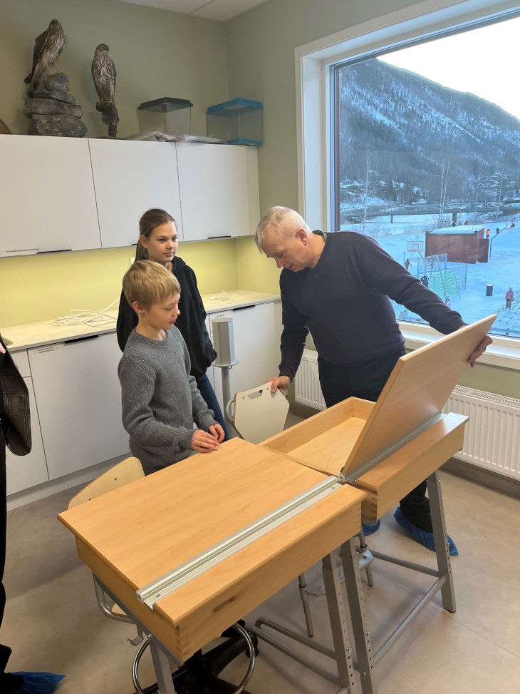 Elevrådet viser stolt frem Otta skole. Foto: Aslak Nordstoga Lilleland. Mann prater med elever