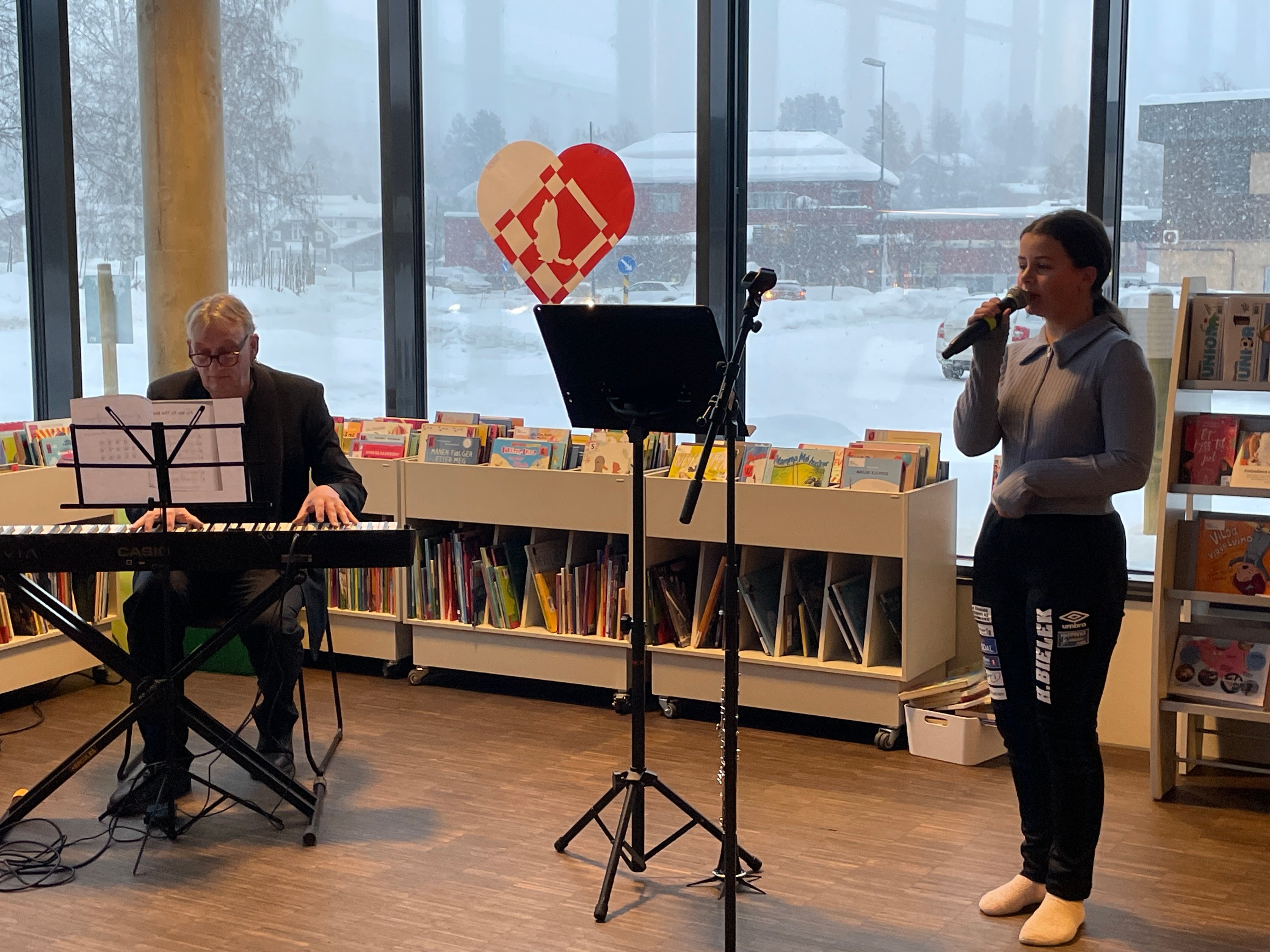 Vakre toner og sang av Frank Sintras "Fly me to the moon" Foto: Aslak Nordstoga Lilleland. Jente synger
