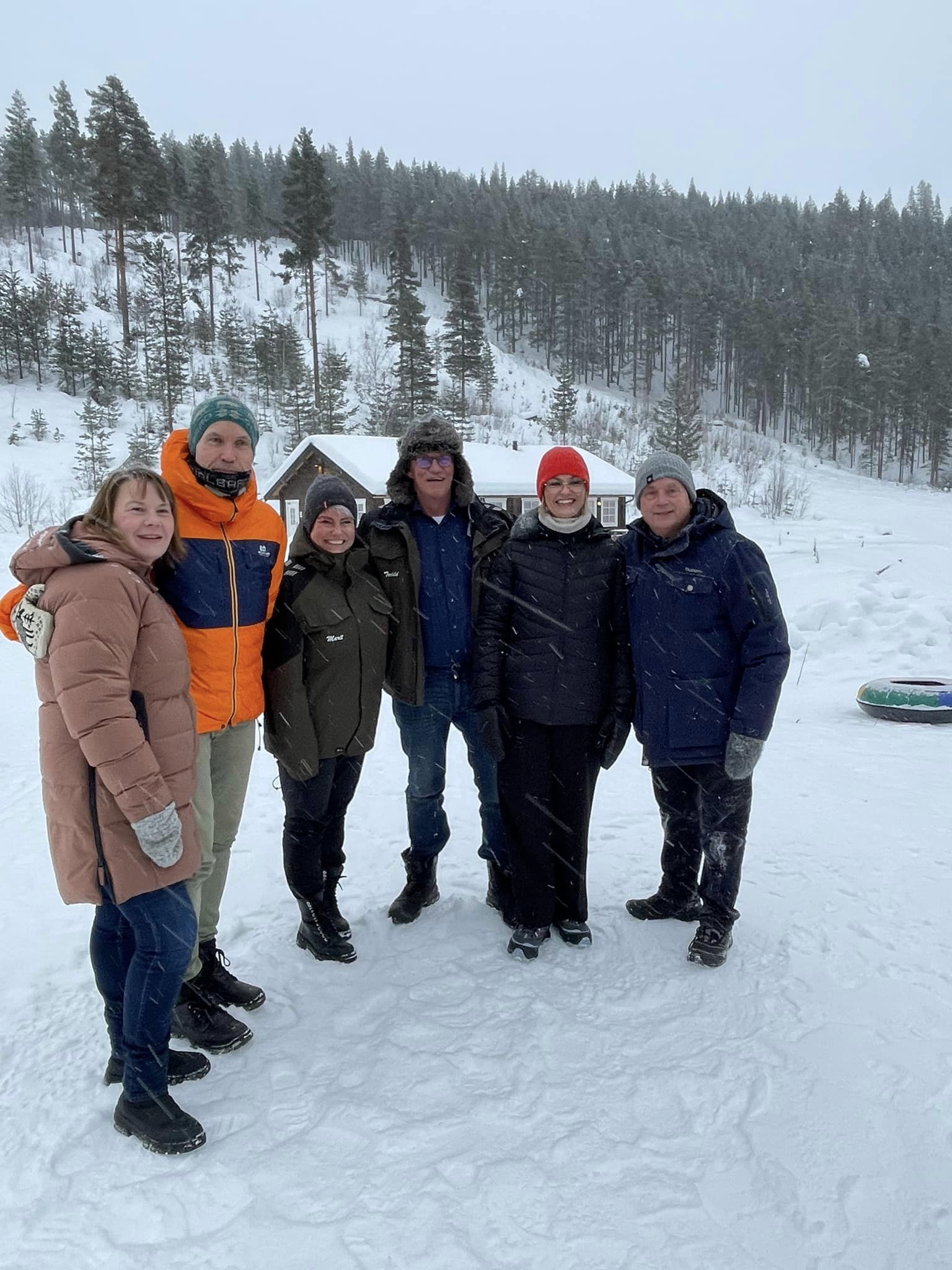 På vei til aking Foto: Aslak Nordstoga Lilleland. Mennesker står sammen