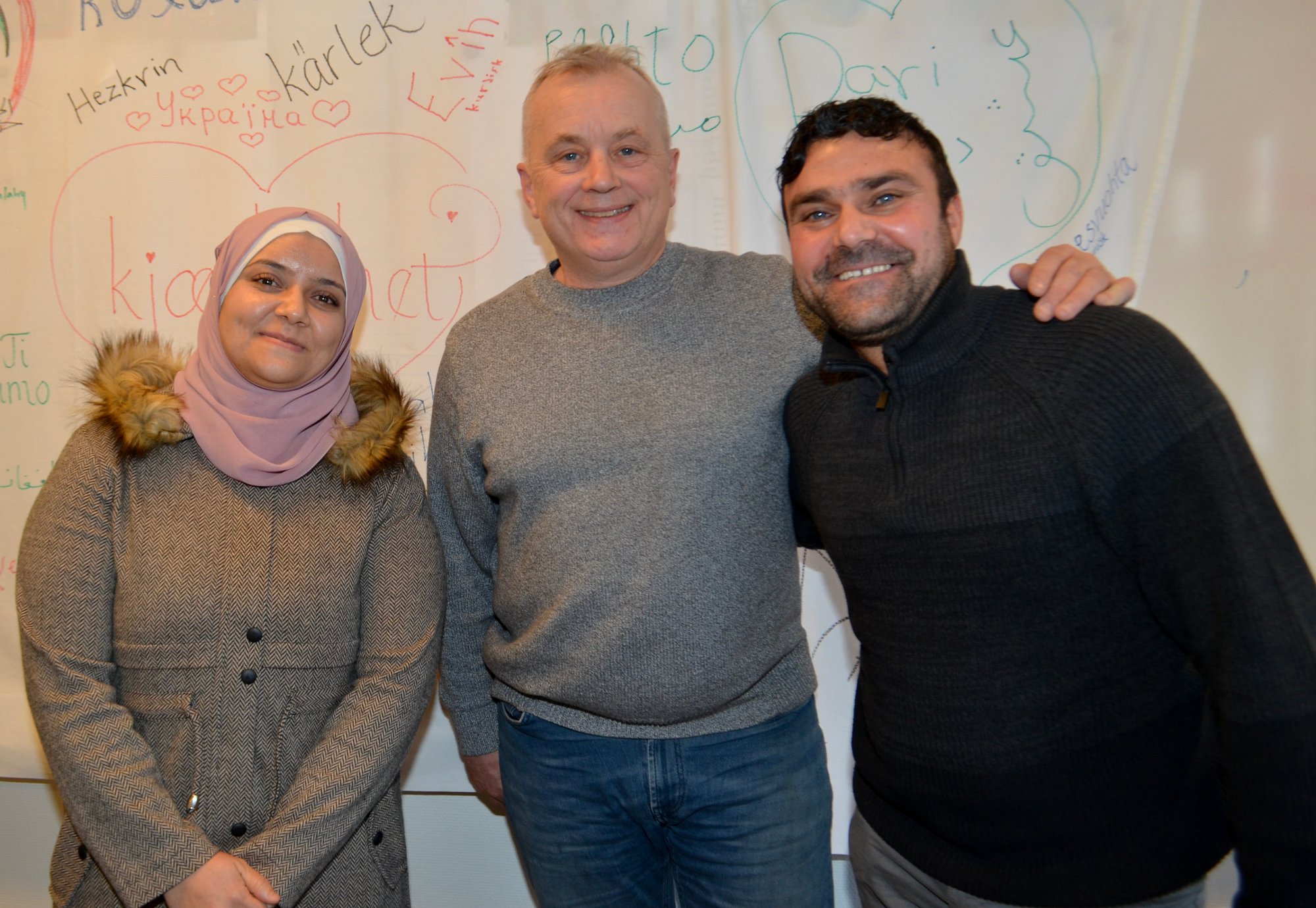 Knut Storberget sammen med Ahmad og Hasna. Foto: Østlendingen. Folk sammen