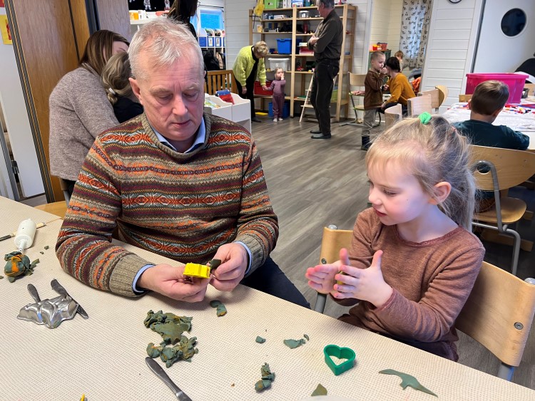 Hyggelig aktivitet sammen med Aase Foto: Lisbeth B. Huse. Bilde av Knut Storberget og barnehagebarn som lager figurer