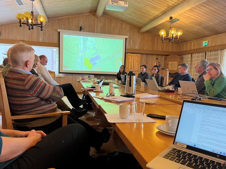 Arbeid med arealplan sto på dagsorden. Foto: Lisbeth B. Huse. Bilde fra kommunestyresalen i Rendalen