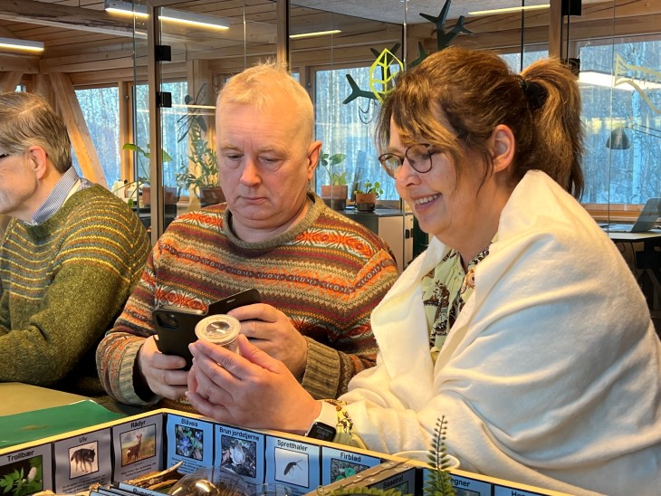 Statsforvalter og ordfører ble interessert i edderkoppen Foto: Lisbeth B. Huse. Mann og dame ser på edderkopp