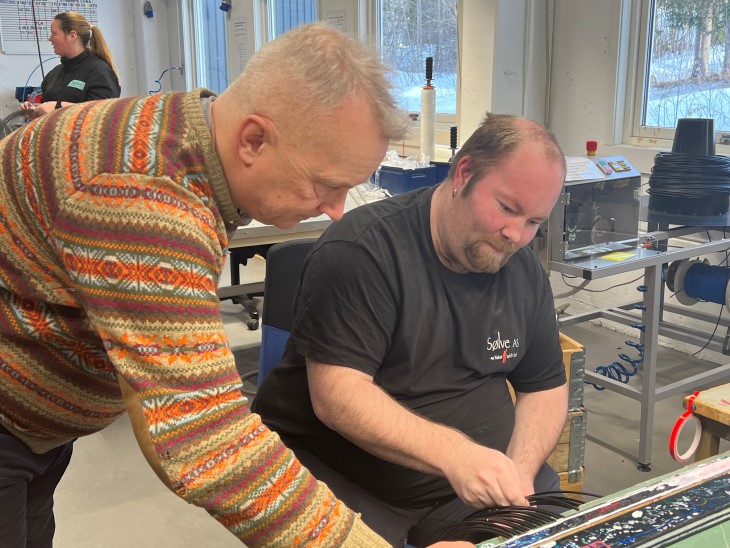 Ivrig arbeider på Sølve Foto: Lisbeth B. Huse. To menn som jobber
