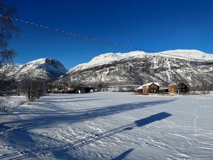 Fint i Vang Foto: Monica Lunde. Landskap med fjell