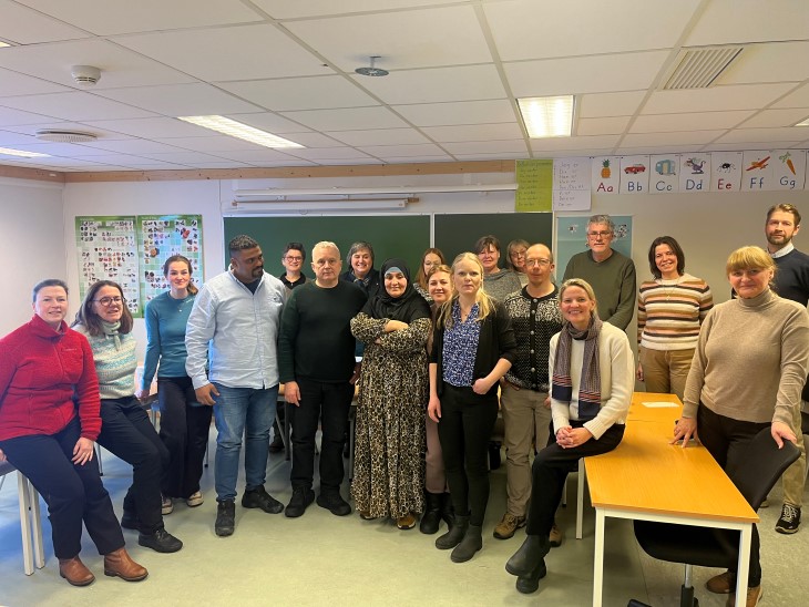 Fin gjeng på læringssenteret Foto: Monica Lunde. Menesker i et rom
