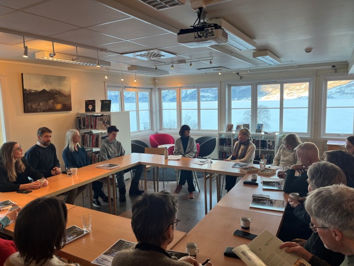 Foto: Monica Lunde. Mennesker rundt et bord