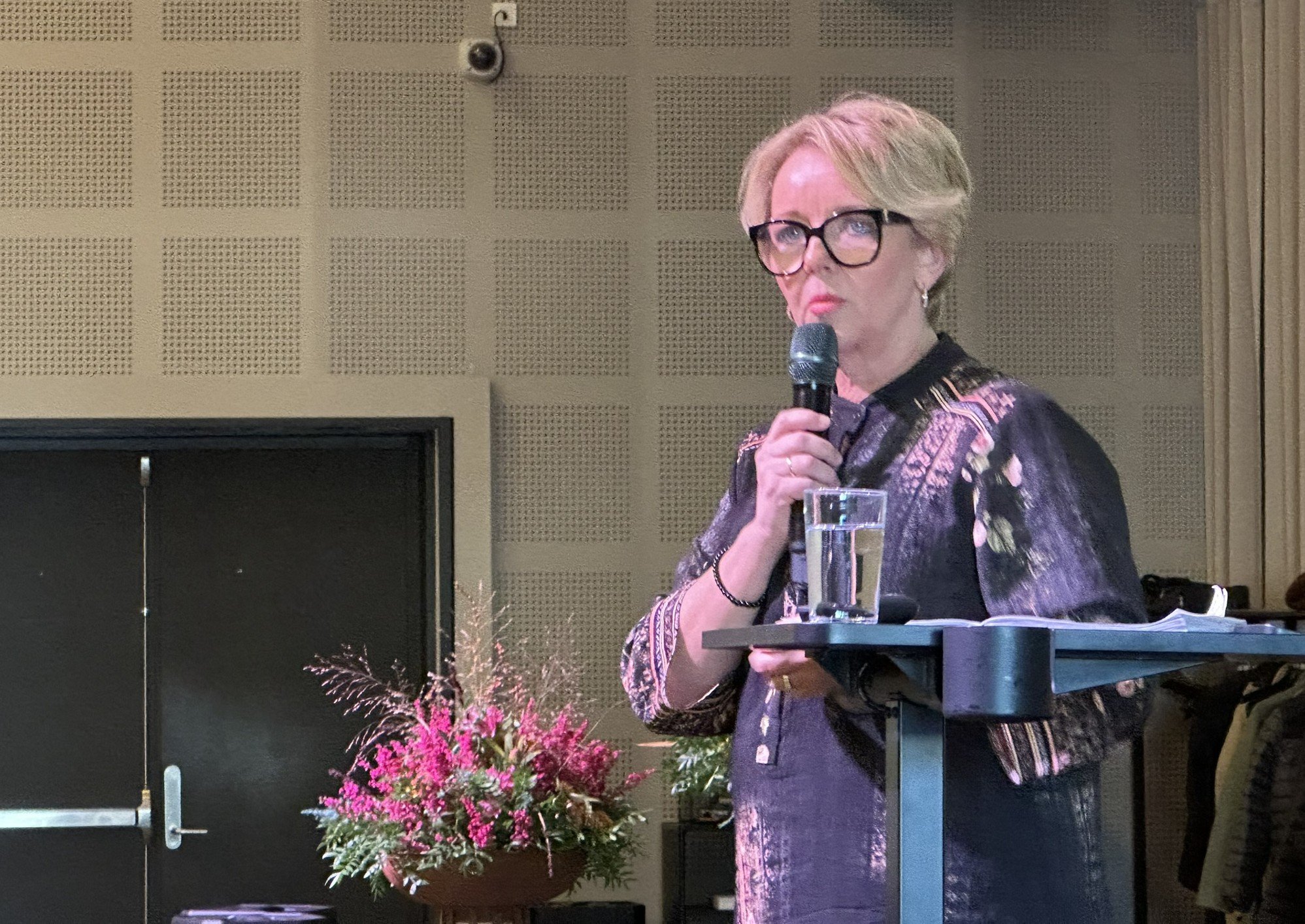 Ordfører Anne Bjertnes på talerstolen.