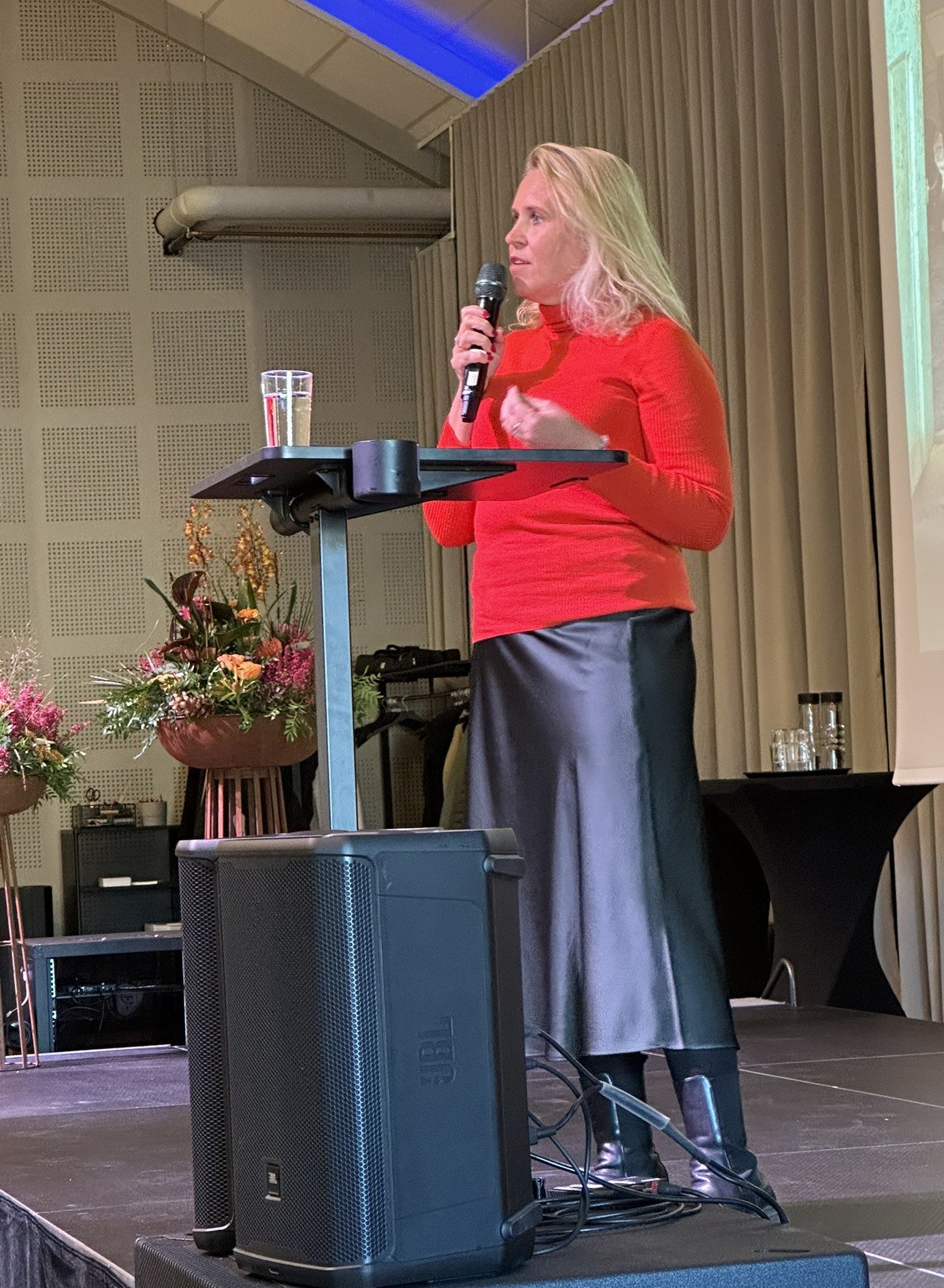 Ordfører Camilla Thue på talerstolen.