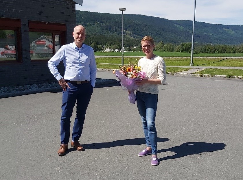 Assisterende statsforvalter Sigurd Tremoen markerte utmeldelsen av Gausdal kommune fra ROBEK med å overrekke ordfører i Gausdal Anette Musdalslien blomster. Foto: Statsforvalteren i Innlandet