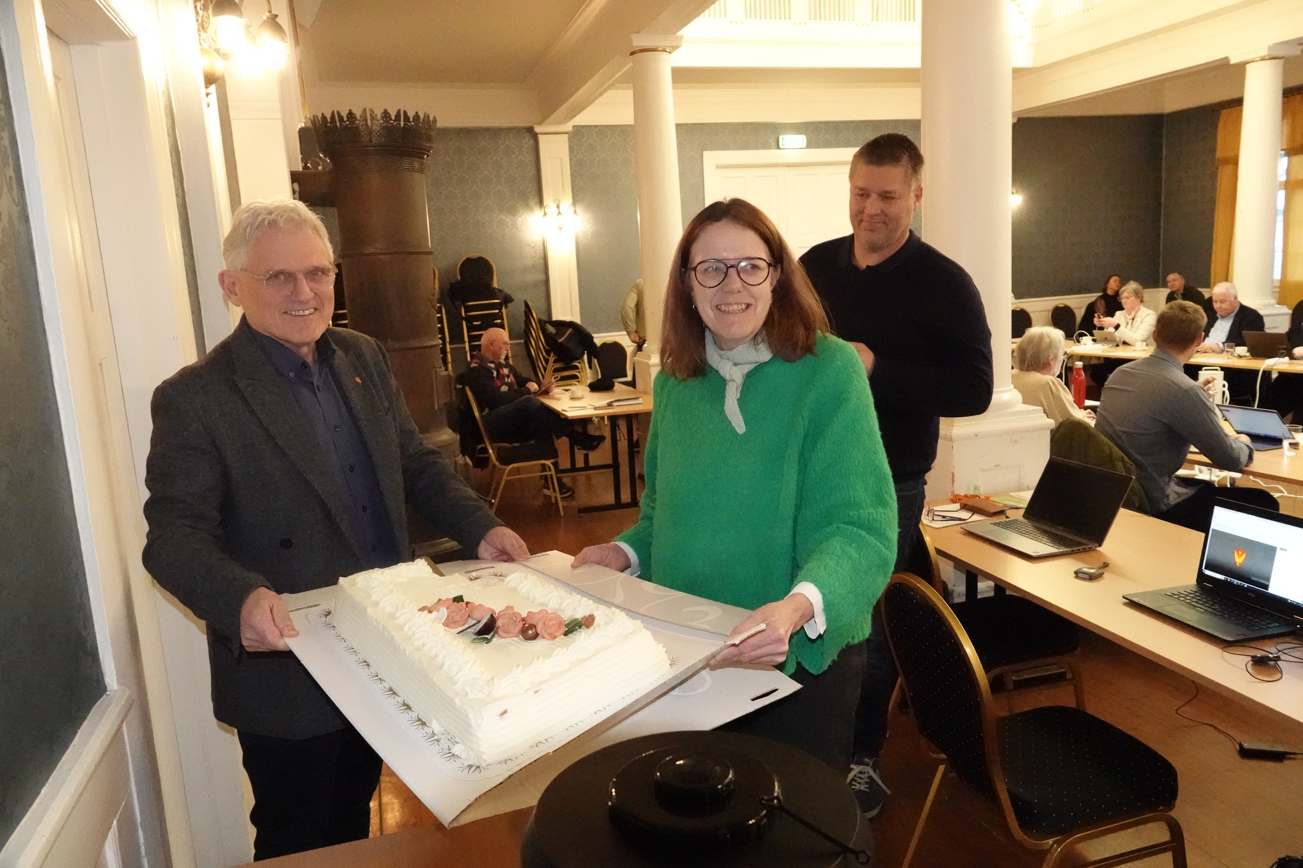 Kommunal- og samordningsdirektør Anne Kathrine Fossum fra Statsforvalteren markerte utmeldingen med å overrekke kake til Ordfører Harry Vinje og kommunestyret i Våler. Foto: Sverre Viggen, Østlendingen