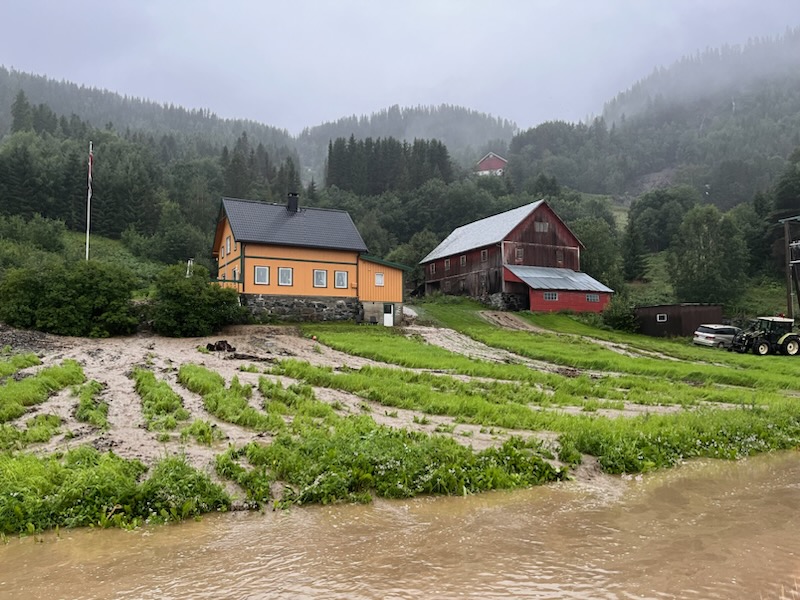 Flom i Lobygda Nord-Audal Foto: Ivar Svensson / Ivar Svensson. Flom på gård
