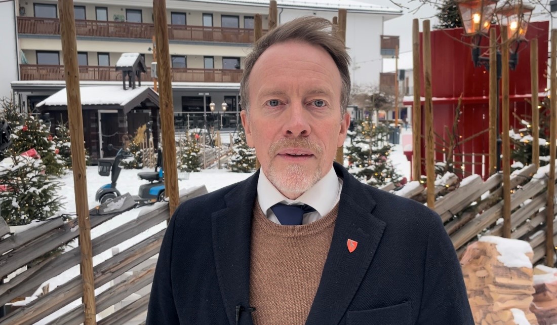 Ordfører i Ringsaker Kai Ove Berg er veldig stolt av kommunen sin. Foto: Kristina Skamsar. Mann står utenfor et torg