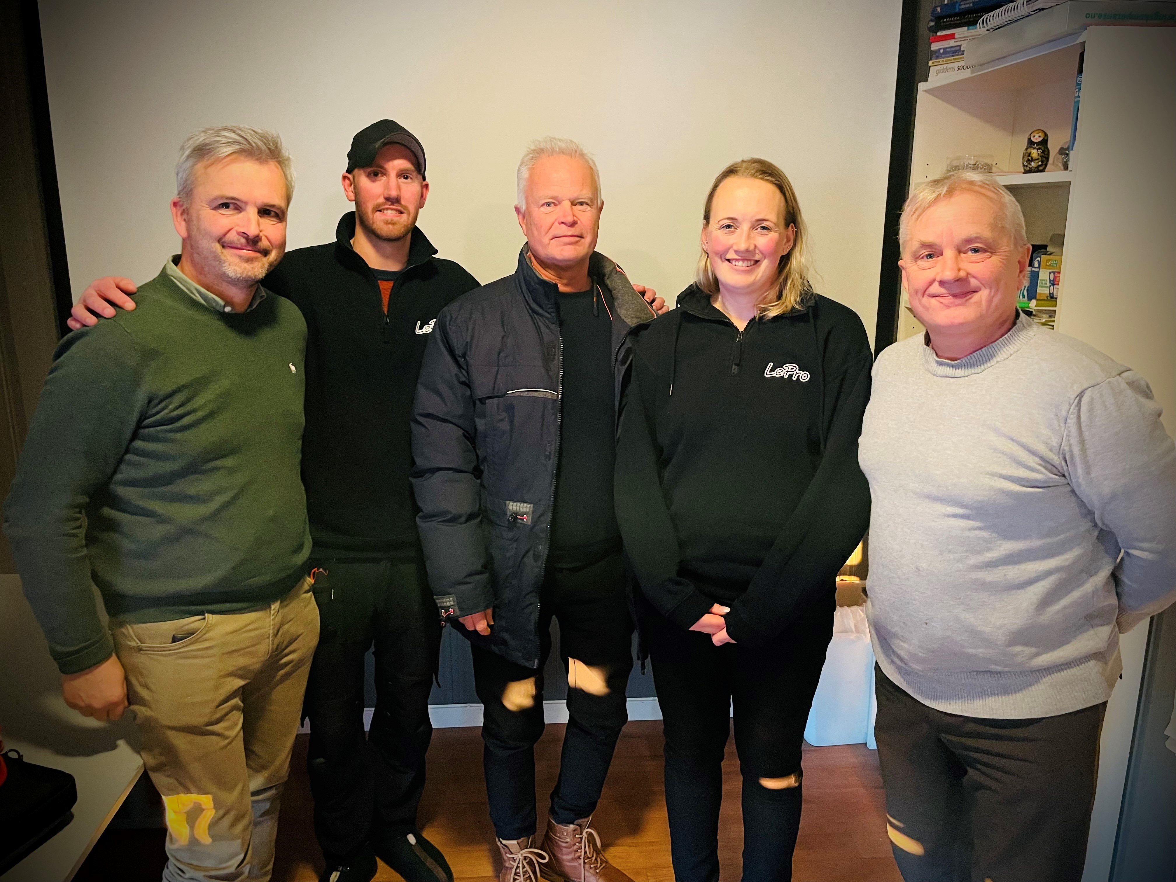 Simen og Kathrine har stått utenfor arbeidslivet. Lepro har fått dem bort fra utenforskap. Foto: Kristina Skamsar. 5 personer står sammen.