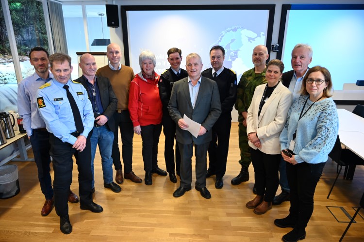 Fra venstre: Endre Hjelseth, Innlandet fylkeskommune, politimester i Innlandet Johan Brekke, fylkesberedskapassjef Asbjørn Lund, Hanne-Gunn, Røraas Røde Kors, distriktsjef Oppland sIvilforsvarskrets Elin Heier Jorstad, distriktssjef Hedmark sivilforsvarskrets Kaare Kveset, statsforvalter Knut Storberget, Jann Egge, HV-05, kommunikasjonssjef Karianne Stordal, Statsforvalteren i Innlandet, Ingrid Rindal Øvsteng, Innlandet fylkeskommune og Tron Ole Bamrud, Innlandet fylkeskommune. Foto: Lisbeth B. Huse / Statsforvalteren i Innlandet. Bilde av deltagere på møtet