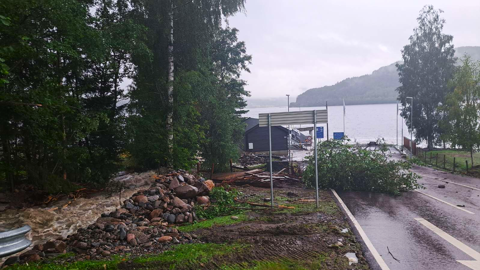 Søndre Land er hardt rammet av "Hans". Fra Tangen ferjekai ved Bjoneroa. Foto: Ellen Sagengen. Fra Tangen ferjekai ved Bjoneroa under ekstremværet Hans. Det er gått et jordras ut mot ferjeleiet.