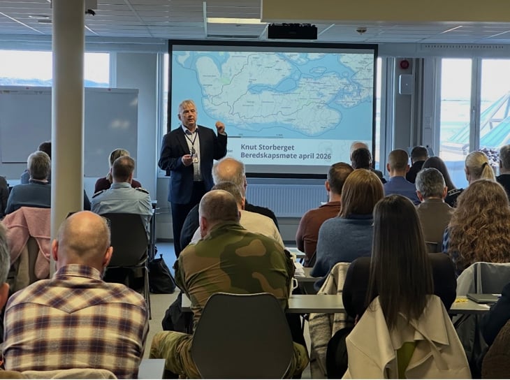 Knut Storberget snakker til møtedeltagere