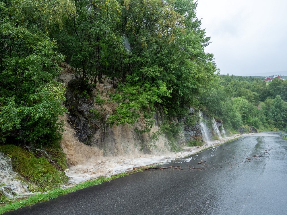 Mye vann som renner ned i veien Foto: Lars Østbye Hemsing. Mye vann som renner ned i veien