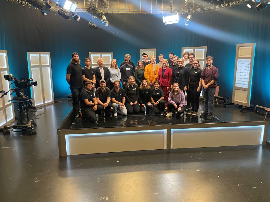 Hele teamet samlet i studio etter produksjonen av den digitale skoletimen. Foto: Kristina Skamsar. Gruppen med mennesker som var involvert i innspillingen