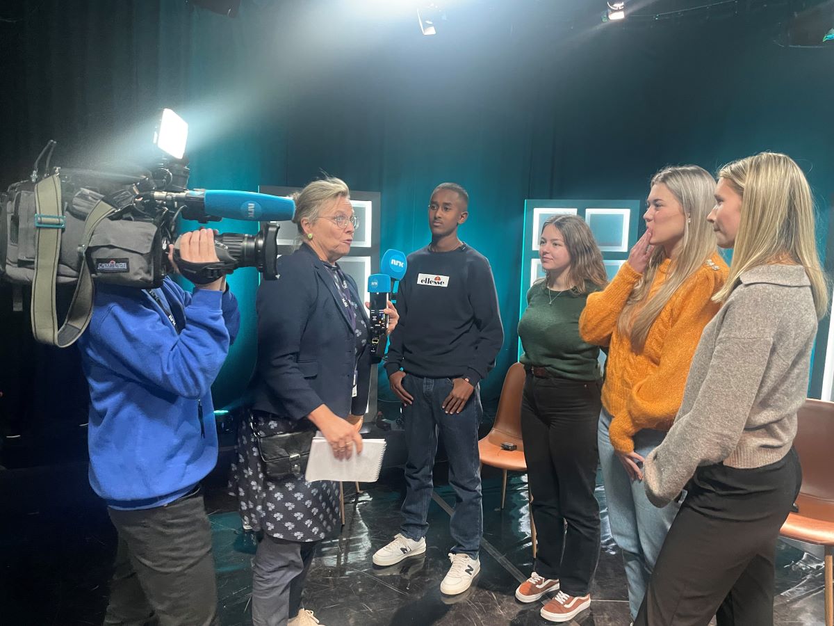 NRK laget sak fra dagen. Foto: Kristina Skamsar. Ungdommer blir intervjuet av reporter