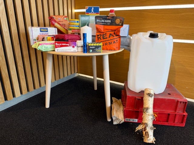 Foto: Lisbeth B. Huse / Statsforvalteren i Innlandet. Bilde av en egenberedskapspakke. Ting du må ha for å klare deg i inntil 7 dager uten strøm og vann.