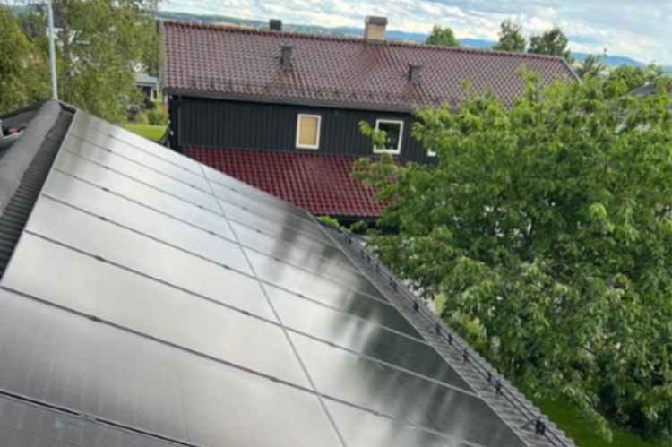 Hustak med solceller. Foto: Magne Djup. Solselle på hustak.