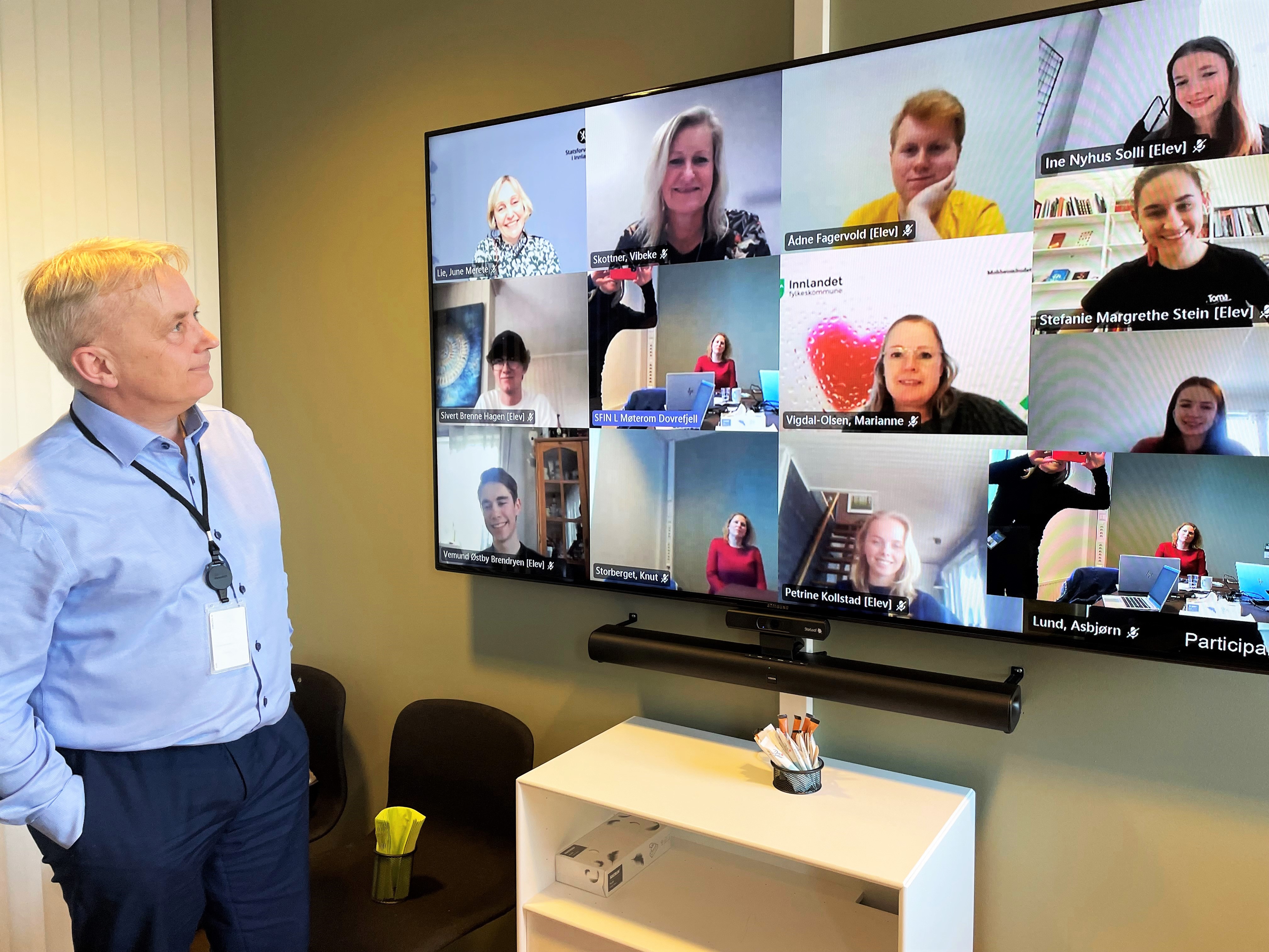 Statsforvalter Knut Storberget ønsker alle i Barne- og ungdomsberedskapsrådet velkommen til det første møtet som ble avholdt digitalt. Foto: Kristina Skamsar. Statsforvalter Knut Storberget ønsker alle i Barne- og ungdomsberedskapsrådet velkommen til det første møtet som ble avholdt digitalt.
