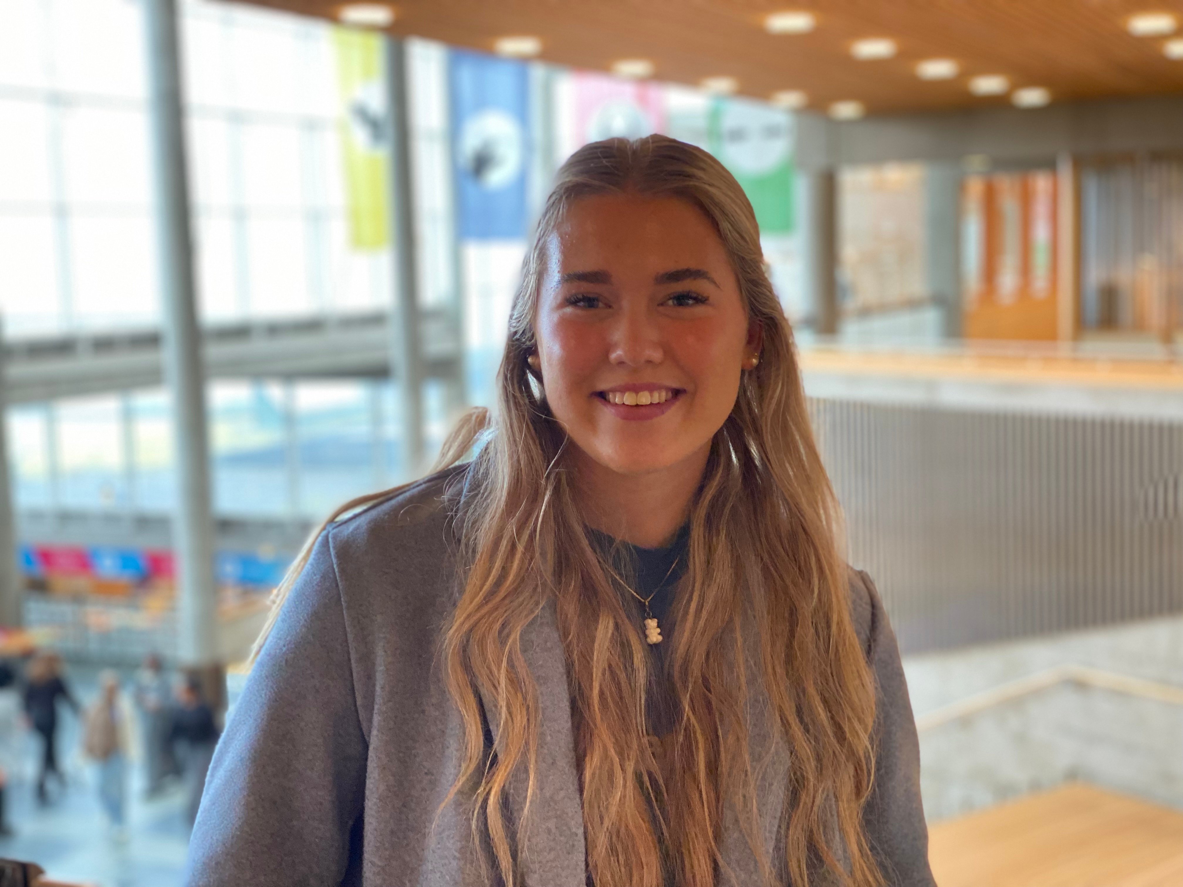 Maria Svensson fra Valdres skal lede samtalen med utenriksministeren i den digitale skoletimen. Foto av jente