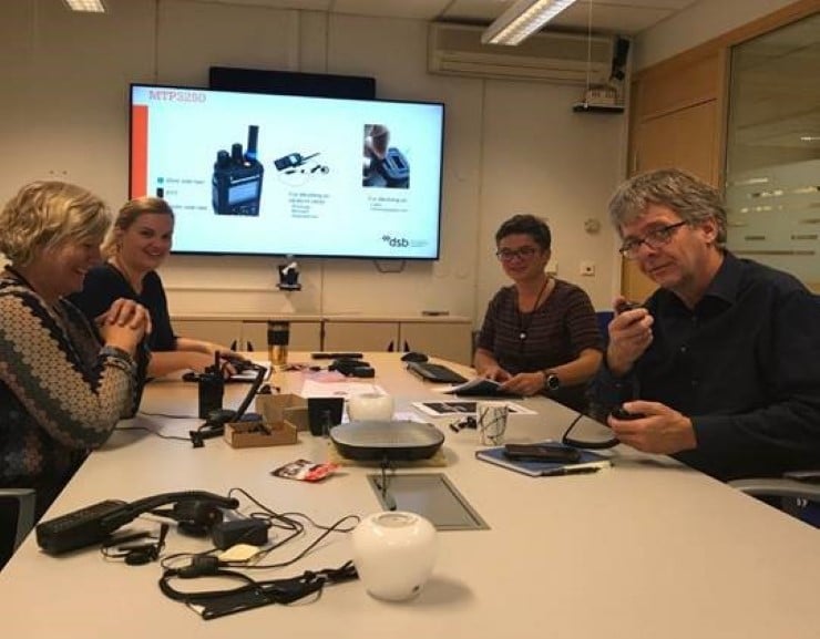 Mennesker som øver på å bruke satelittelefon og nødnett.
