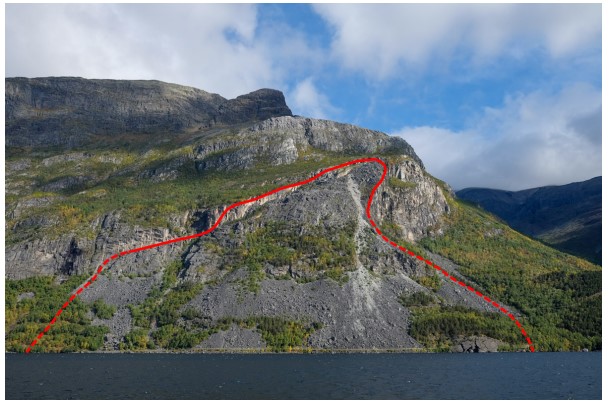 Skutshorn med øvre grense av dei ustabile massene inntegna med heil raud linje.
Markering av skredet er satt ut i frå NGUs oppmåling. Bildet er tatt mot NØ. Foto: NGI. Foto av fjellparti i Vang i Valdres ved navn Skutshorn. Inntegnet er en heltrukket rød linje som markerer mulig skredområde.