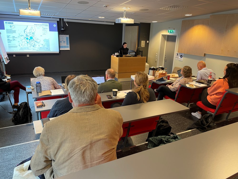 Kjersti Støve fra Statsforvalteren i samtale med flyktningkoordinatorer i Nord-Gudbrandsdal. Foto: Simen Dølgård. Kjersti Støve fra Statsforvalteren i samtale med flyktningkoordinatorer i Nord-Gudbrandsdal.