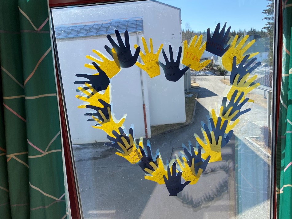 Illustrasjonsfoto: Fra et vindu på Røyslimoen skole Foto: Karianne Stordal. Illustrasjonsfoto: Fra et vindu på Røyslimoen skole