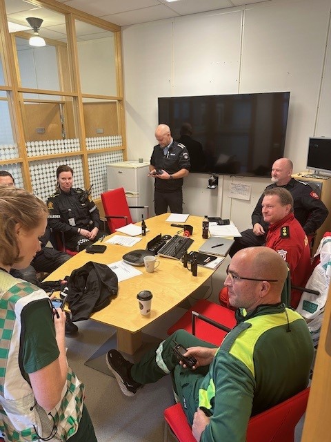 Skadested Foto: Gro Taraldsen. Et rom med mange mennesker rundt et bord