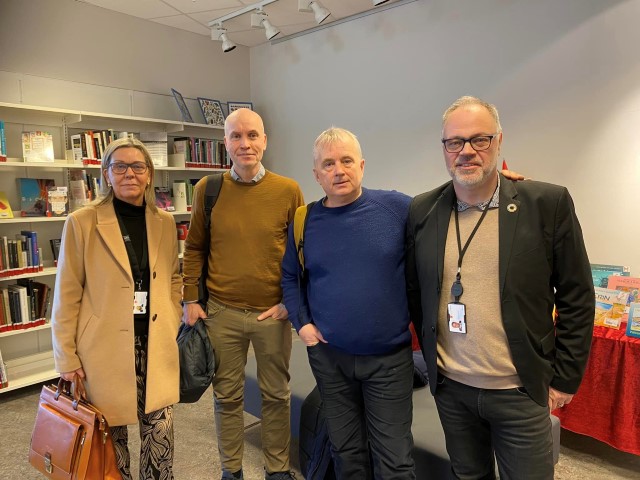 Kommunedirektør Anita Orlund og ordfører Knut Kvithammer i Sør-Odal står sammen med statsforvalter i Innlandet, Knut Storberget og assisterende stats
forvalter, Sigurd Tremoen. Foto: Karianne Stordal / Statsforvalteren i Innlandet. Kommunedirektør og ordfører i Sør-Odal står sammen med statsforvalter og assisterende statsforvalter i Innlandet, 1. februar 2024.