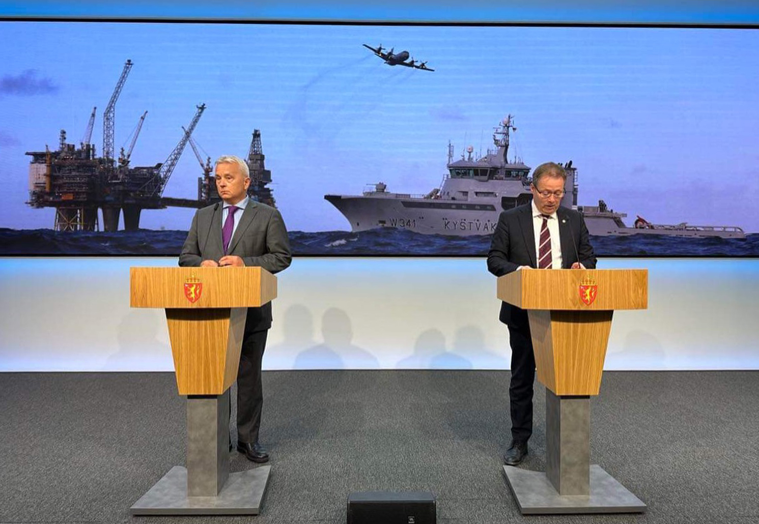 Forsvarskommisjonens leder, Knut Storberget, leverte i dag Forsvarskommisjonens rapport til forsvarsminister Bjørn Arild Gram. (Kilde: Forsvarsdep)