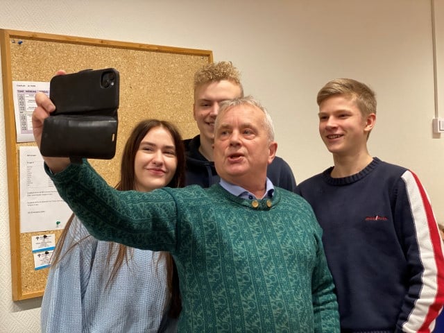 Mathea Sæter Nilstad, Haakon Haadem og Estin Rusten Bergdomås sammen med statsforvalter Knut Storberget. Foto; Karianne Stordal. Foto: Karianne Stordal. Statsforvalter tar selfie med 10. klassinger som har vunnet Klassequizen i gamle Oppland fylke.