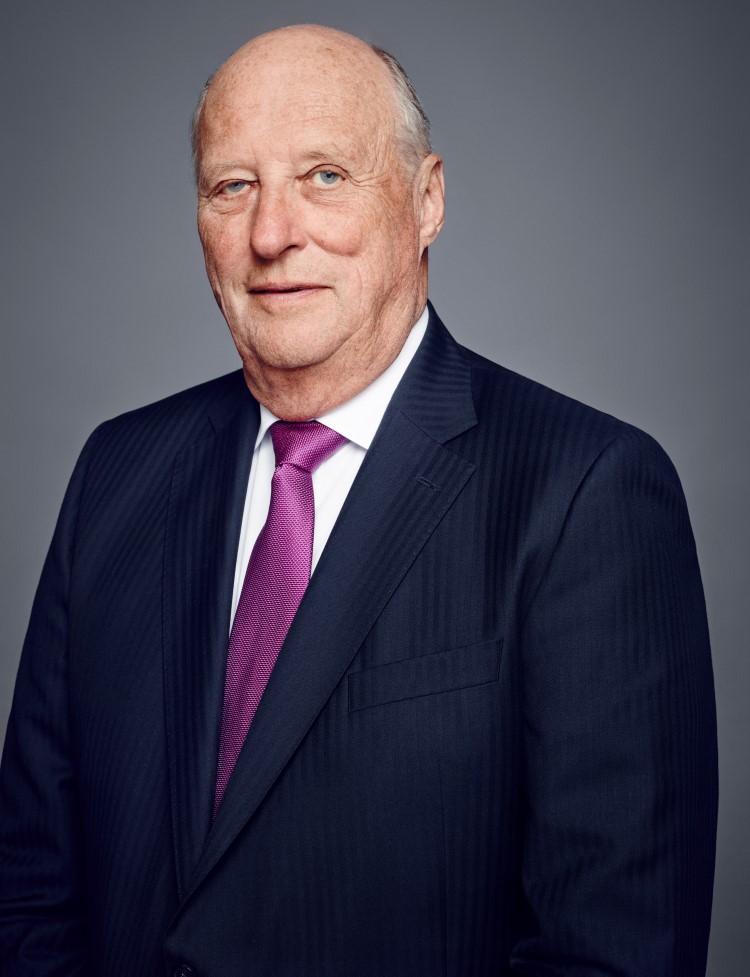 H.M Kong Harald deltar på vigslingsgudstjenesten for biskop Bonden.
