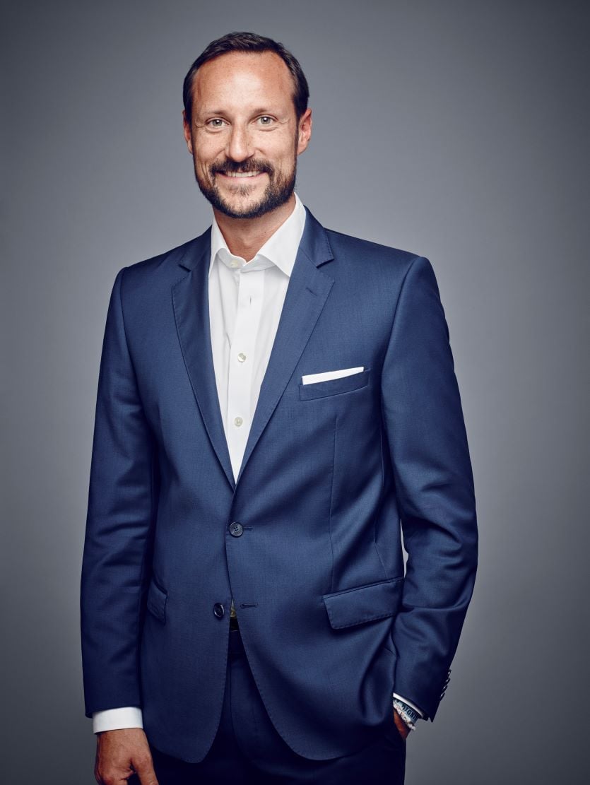 Kronprinsen deler ut Dronning Sonjas skolepris til Storhamar videregående skole. Foto: Gomnes / Det kongelige hoff. Kronprins Haakon deler ut Dronning Sonjas skolepris til Storhamar videregående.