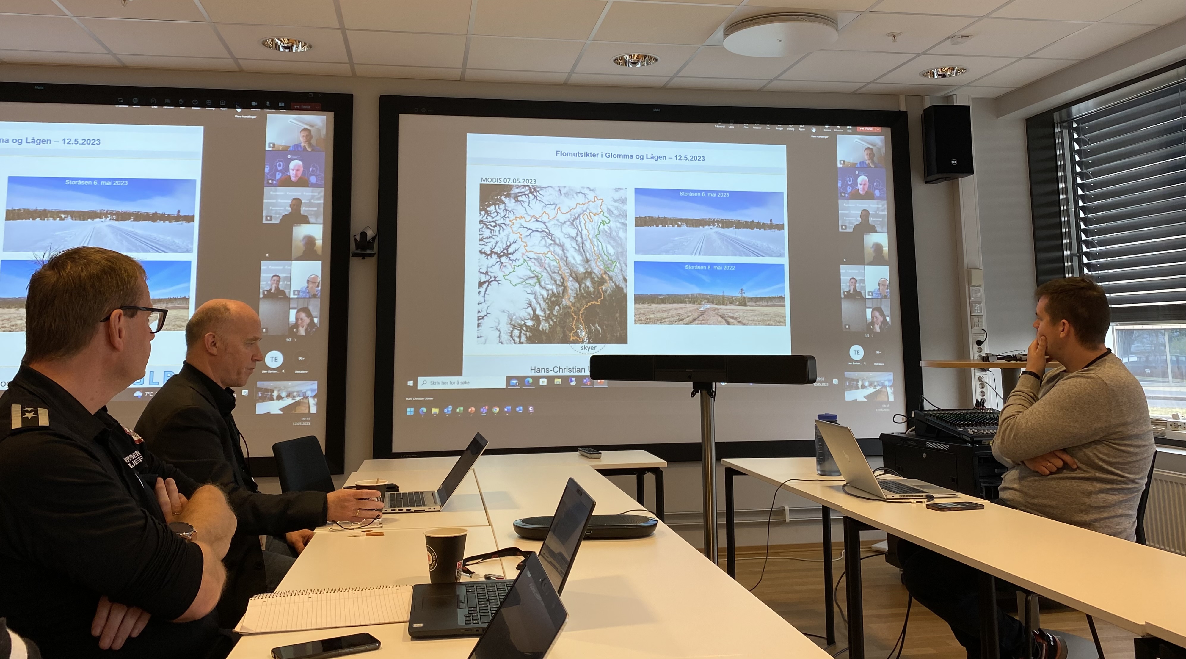 Beredskapsaktørene i Innlandet forbereder seg på flom. Været vil avgjøre hvor stor den blir. Foto: K. Stordal. Bilde av folk som ser på flomprognoser.