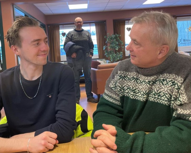 Mats, en av de unge som får hjelp på Jobbhus, snakker med statsforvalter Knut Storberget. Foto: Aslak N. Lilleland, Statsforvalteren i Innlandet. Statsforvalter Knut Storberget snakker med Mats, en av de unge på Jobbhus.